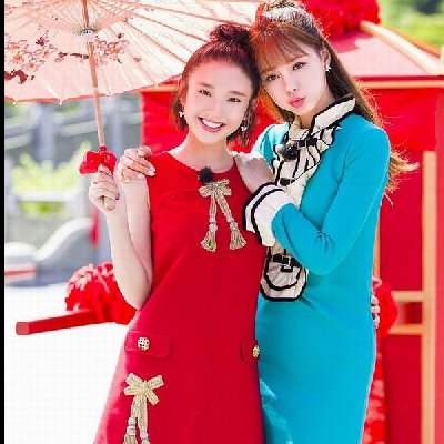 唐艺昕沈梦辰姐妹情深 同穿红蓝连衣裙别样靓丽时尚