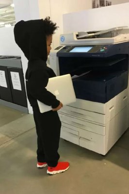 Balenciaga 和电商 SSENSE 合作推出限量版童装