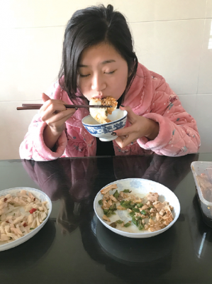 月薪3万杭州女模特回老家过年 “放飞自我”