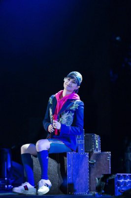 李宇春成都演唱会拄拐登场